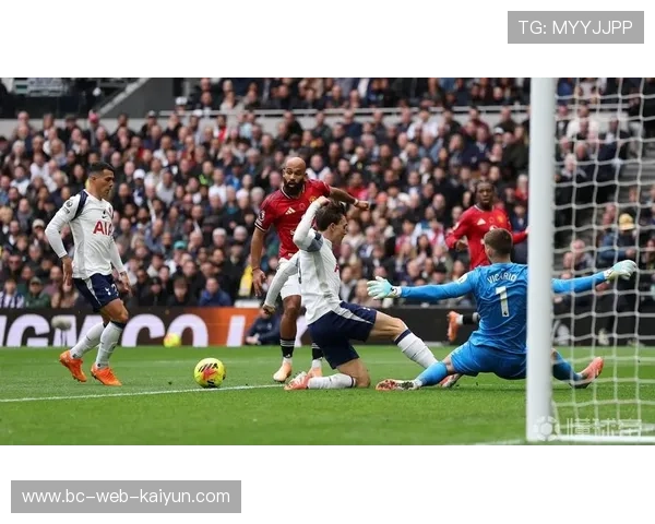 曼联前场断球成功，射门机会立刻出现