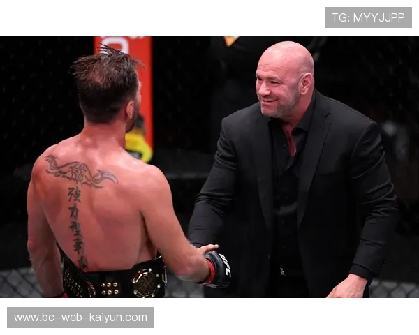 UFC拳王怒打十拳，裁判紧急上前抱人！谁能制止这场暴力风暴？